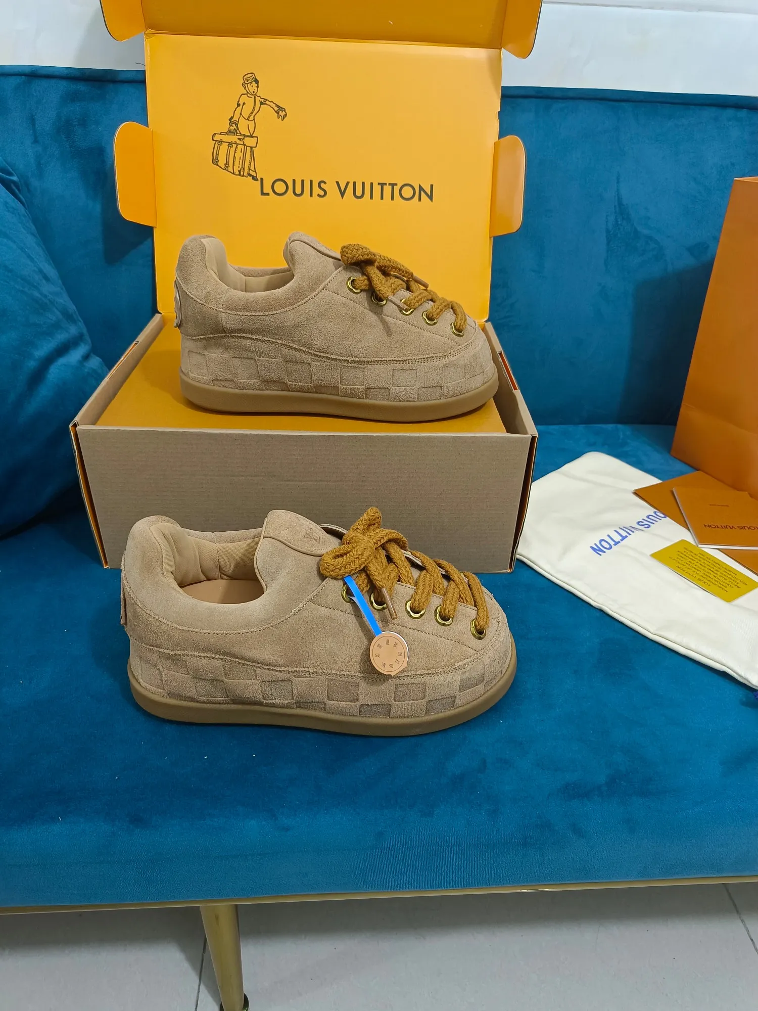 👟👟Ex-factory price 640👟👟 LV YETI slip-on shoes, based on suede cow leather, partially embossed with Nigo's reinterpretation of LV Damier pattern, cleverly echoing the Chinese tradition of taking off shoes when entering the house, and the "small feet" aesthetic is integrated into Chinese street genes. The palm-printed rubber outsole hides the LV letters and Monogram flowers. The exquisite craftsmanship made in Italy shows the brand's heritage in a comfortable slip-on style. The reservation mode adds a unique style, it is traditional and trendy, and it is suitable for couples aged 35-45.